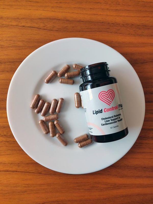 Lipid Control Plus, cholesterol, obniżenie poziomu cholesterolu LDL, podniesienie poziomu cholesterolu HDL, wsparcie zdrowia serca, ochrona naczyń krwionośnych, karczoch, liść oliwki europejskiej, monakolina K z czerwonego ryżu, berberyna, koenzym Q10, nasiona lnu