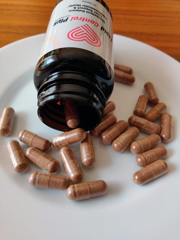 Lipid Control Plus, cholesterol, obniżenie poziomu cholesterolu LDL, podniesienie poziomu cholesterolu HDL, wsparcie zdrowia serca, ochrona naczyń krwionośnych, karczoch, liść oliwki europejskiej, monakolina K z czerwonego ryżu, berberyna, koenzym Q10, nasiona lnu